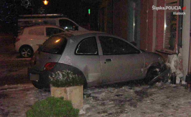 Kolizja w centrum Kłobucka: kobieta uderzyła w dwa samochody