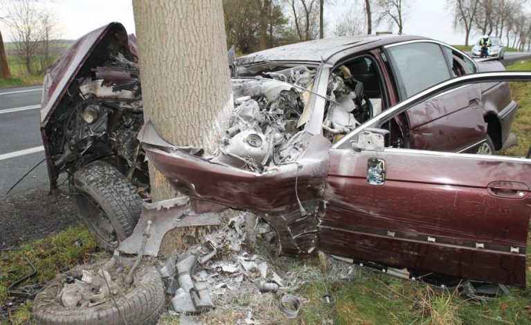 33-letni kierowca uderzył w drzewo