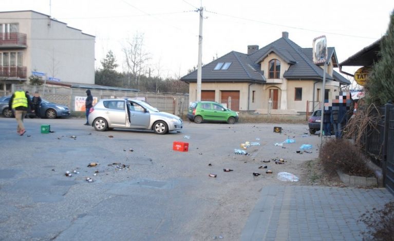 Furiat w Myszkowie: zdemolował sklep, butelką zaatakował przechodnia