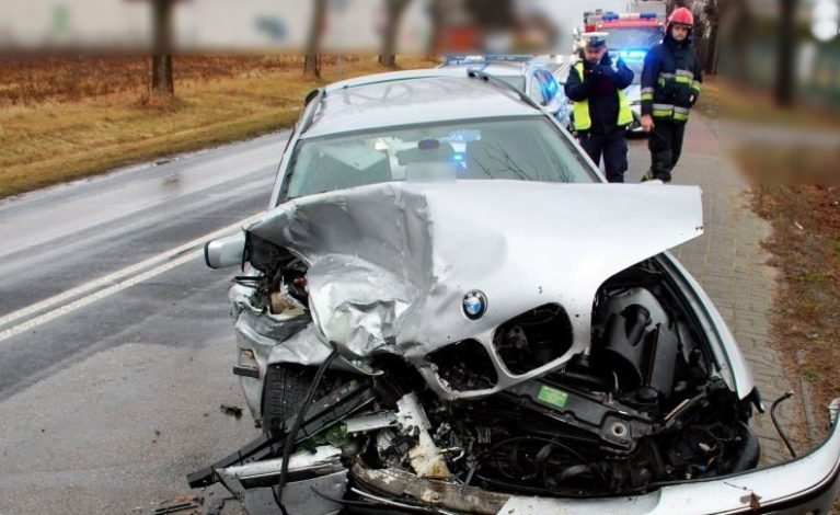 Czołowe zderzenie BMW i audi