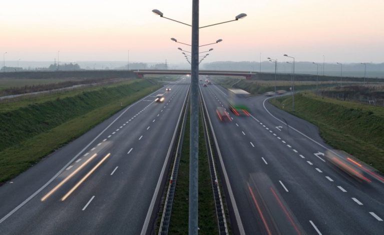 Oświetlenie autostradowe w pobliżu Częstochowy