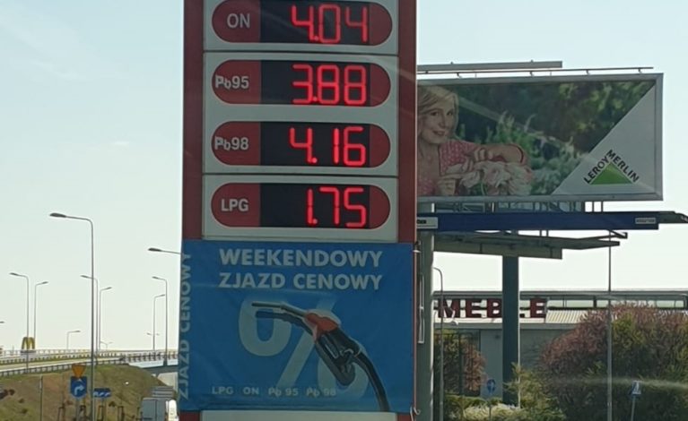 Rekordowo niskie ceny na stacjach paliw