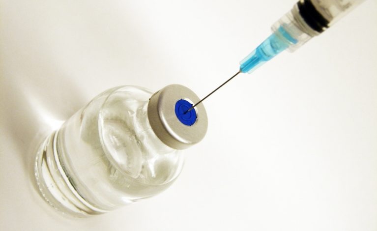 Badanie: 37 proc. Polaków deklaruje, że skorzystałoby ze szczepionki na COVID-19