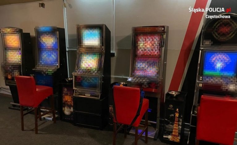 Nielegalny hazard w Kłomnicach. Policjanci zabezpieczyli 11 automatów do gier