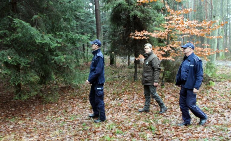 Policjanci i leśnicy patrolują lasy