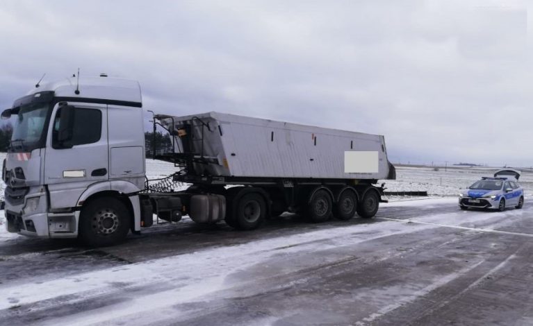 Spadający z plandeki lód uszkodził pojazd ciężarowy