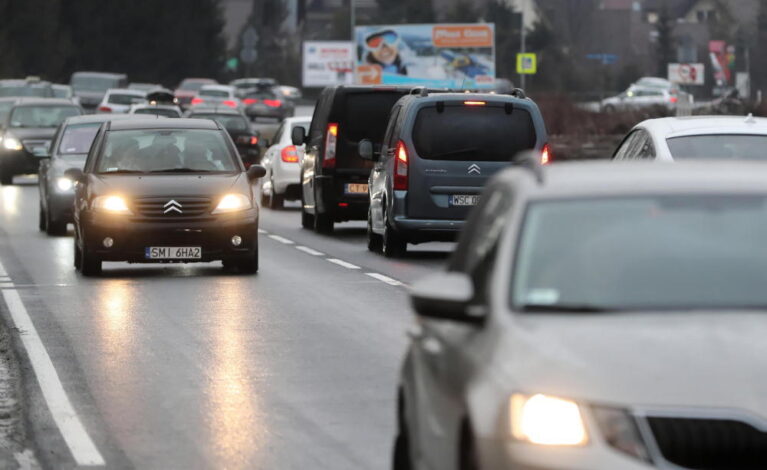 ITS: kobiety rzadziej ryzykują za kierownicą i częściej stosują się do przepisów kodeksu drogowego