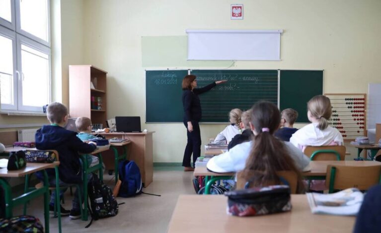 Projekt PiS: podwyżki dla nauczycieli od 1 maja i zwiększenie subwencji oświatowej