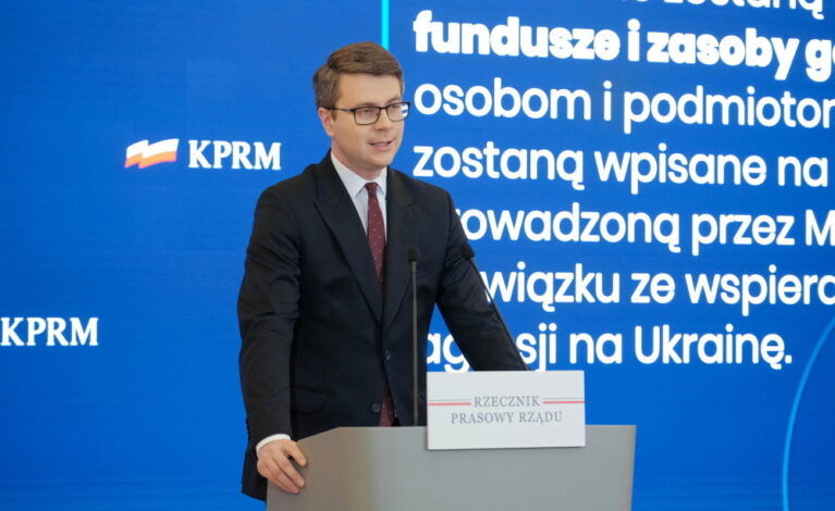 Müller: Rada Ministrów przyjęła projekt umożliwiający mrożenie majątków podmiotów wspierających Rosję
