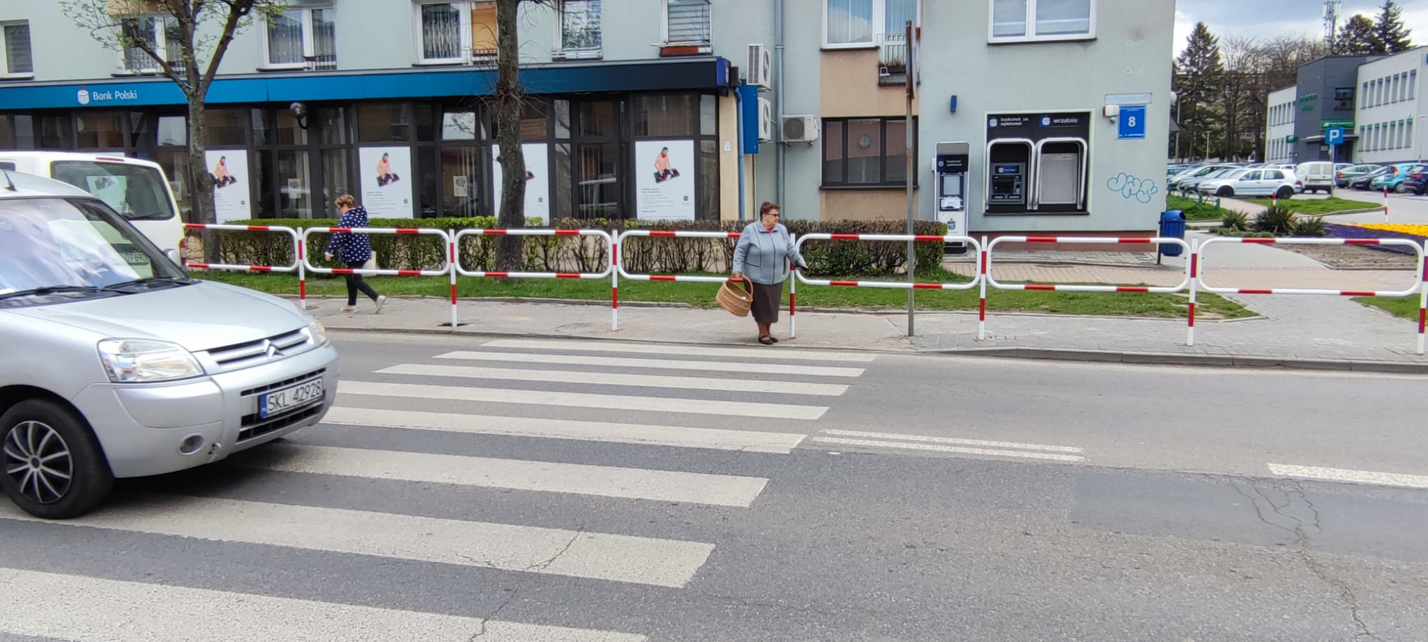 Barierki na przejściu dla pieszych w Kłobucku. Który z drogowców na to wpadł?