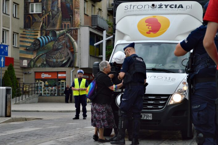 Furgonetka z napisami anty-LGBT. Policja wszczęła postępowanie