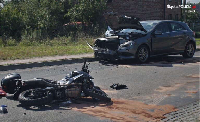 Motocyklista z poważnymi obrażeniami trafił do szpitala po czołowym zderzeniu z mercedesem