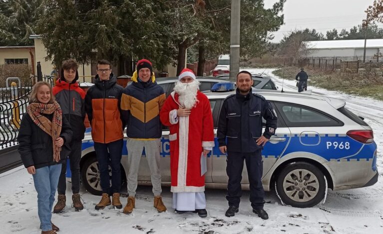 Policyjny Mikołaj odwiedził częstochowskie domy dziecka i szkołę w Olbrachcicach