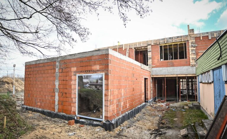Rosną mury nowego budynku przedszkola na Gnaszynie