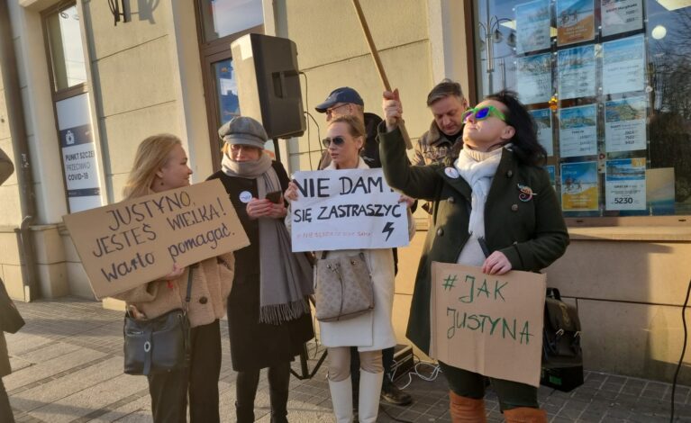Częstochowianki i częstochowianie w geście solidarności z Justyną Wydrzyńską