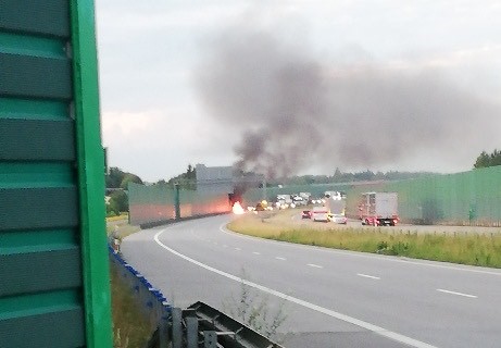 PILNE! Płonie samochód na autostradzie A1 na wysokości Łojek