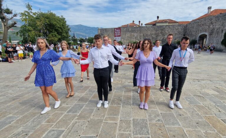 Maturzyści z TZN-u zatańczyli poloneza w Czarnogórze