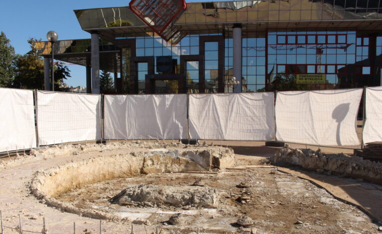 Od lat szpeciła Plac Rady Europy… Trwa rozbiórka fontanny przed dworcem PKP