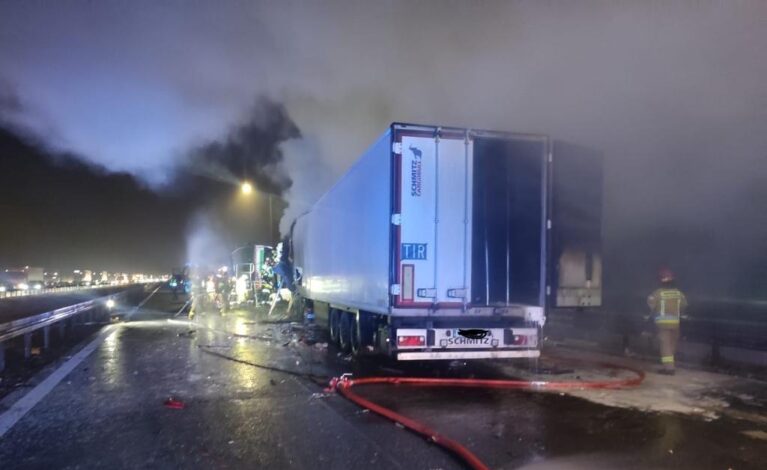 Kolejny wypadek na częstochowskim odcinku A1. Spłonęły pojazdy ciężarowe. Jest ofiara śmiertelna