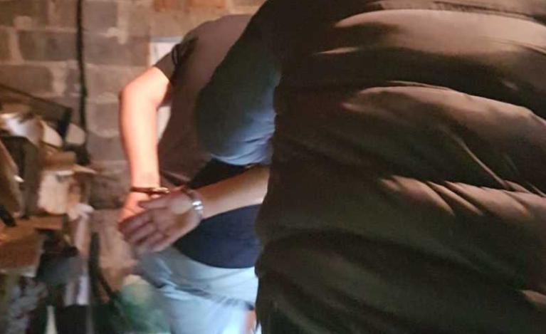 Gmina Mykanów. Poszukiwany mężczyzna schował się przed policjantami… na strychu