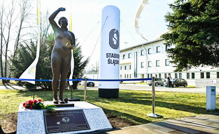 Przed Stadionem Śląskim stanął pomnik upamiętniający złotą medalistkę Igrzysk Olimpijskich Kamilę Skolimowską