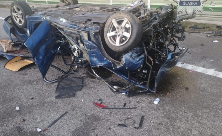 Groźny wypadek na A1 pod Częstochową. Kierowca BMW stracił panowanie nad pojazdem i uderzył w barierki