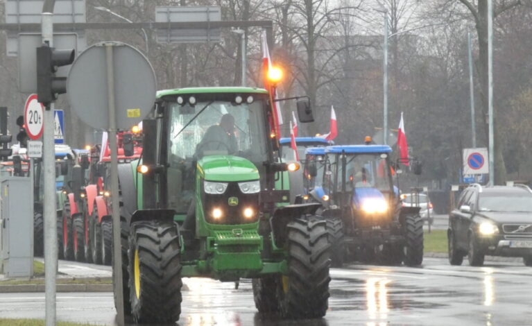 Dziś rolnicy znów zablokują drogi. Utrudnienia potrwają wiele godzin [MAPA PROTESTÓW]