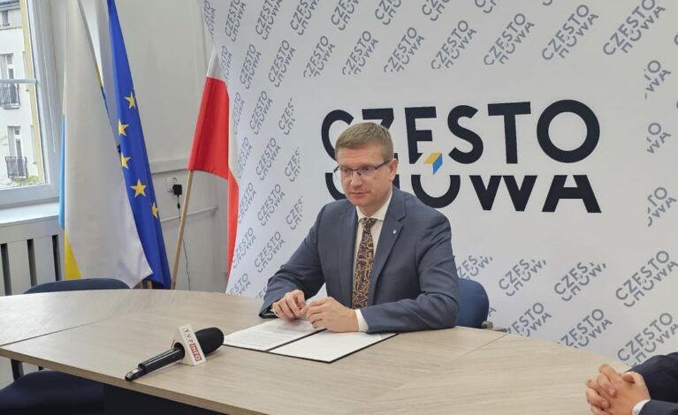 Prezydent Krzysztof Matyjaszczyk po wygranych wyborach zwraca się do kontrkandydatów