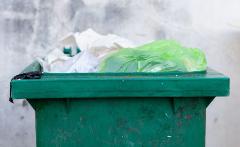 Firma spoza miasta podrzucała śmieci do jednego z kontenerów w Częstochowie