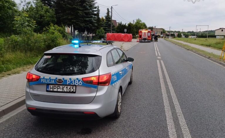 Śmiertelny wypadek w Kłobucku. 19-letni kierowca mercedesa usłyszał zarzuty