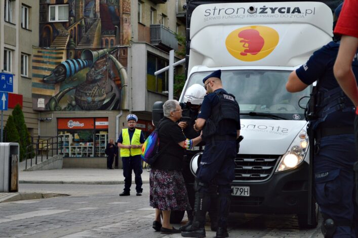 Podczas Marszu Równości w Częstochowie zatrzymała kontrmanifestującą ciężarówkę. Sąd podtrzymał ukaranie „Babci Kasi”