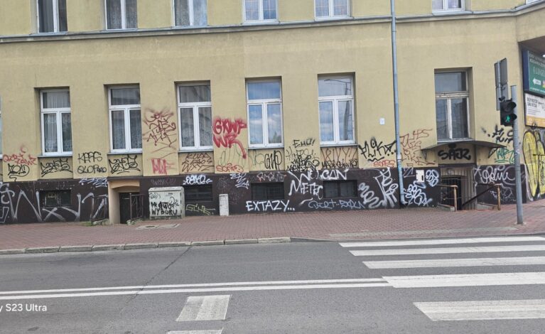 Nielegalne graffiti na budynkach szpeci częstochowski krajobraz. Gdzie jest najgorzej?