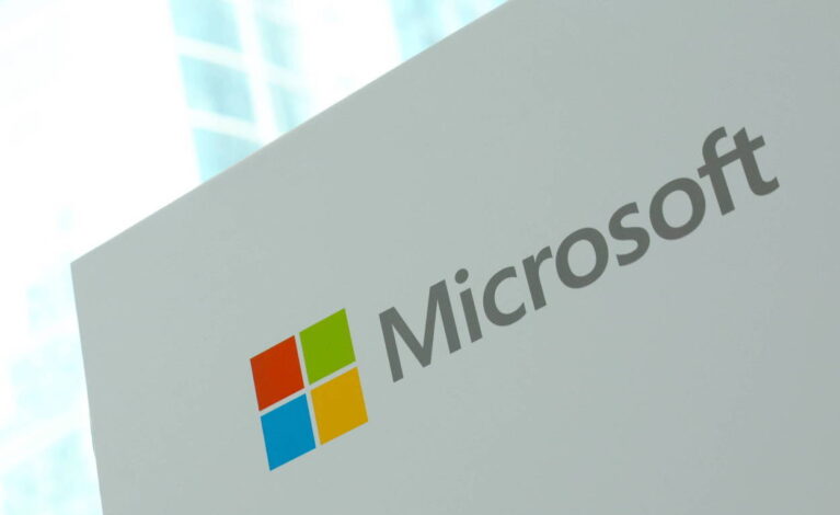 Globalna awaria Microsoftu spowodowała zakłócenia w lotach, mediach i bankowości